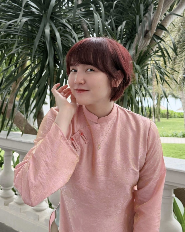 Hải Tú diện áo dài lụa màu hồng, cho biết gương mặt