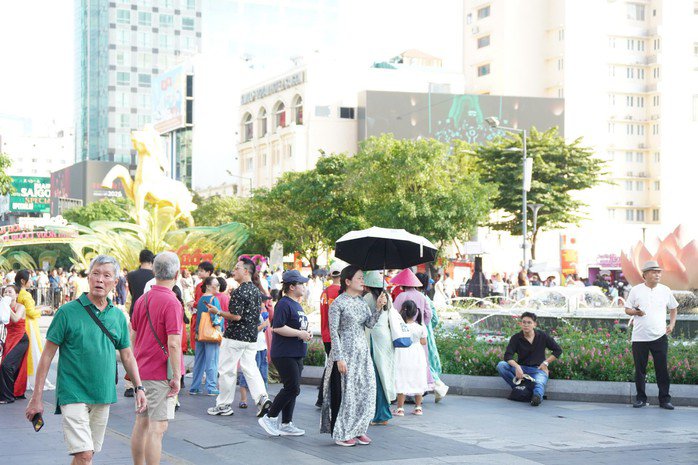Khách du Xuân tại đường hoa Nguyễn Huệ TPHCM