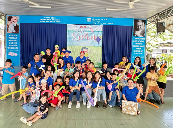 1771805640-anh-chup-man-hinh-2026-02-11-luc-82-width720height530 Hà Phương (đeo kính, bên phải) tham gia tình nguyện tại làng trẻ em SOS TP.HCM.