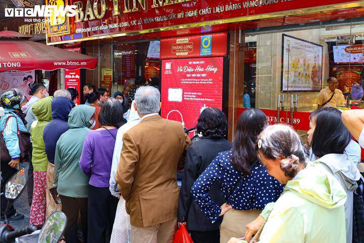 1771894881-mduc5362-38-24-width720height480 Người dân xếp hàng đi mua vàng ngày vía thần Tài. (Ảnh: Minh Đức)