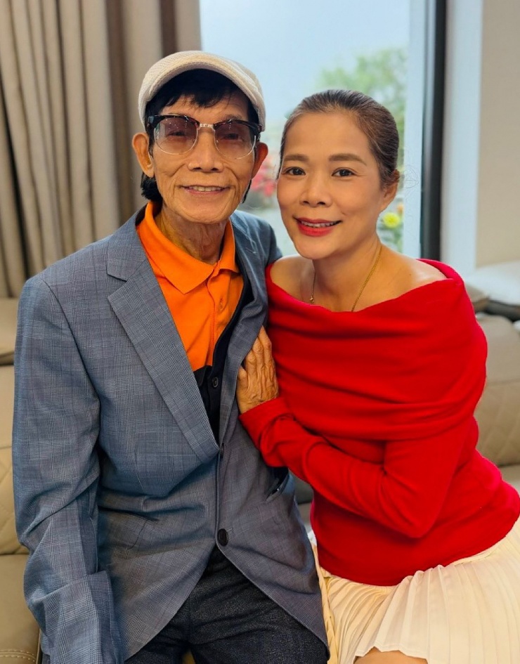 1771984839-2-5329-width1051height1341 Ảnh sao 25/2: Phi Thanh Vân cùng bạn trai U60 và quý tử đi lễ chùa - 2