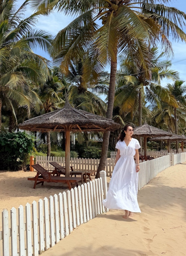 1771984840-jen-11-5338-width1200height1647 Ảnh sao 25/2: Phi Thanh Vân cùng bạn trai U60 và quý tử đi lễ chùa - 4