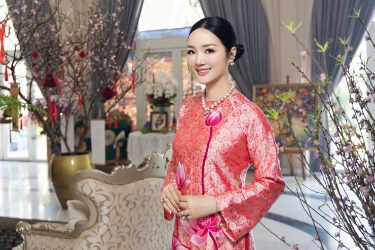 1771984840-my-4-5349-width1200height800 Ảnh sao 25/2: Phi Thanh Vân cùng bạn trai U60 và quý tử đi lễ chùa - 5