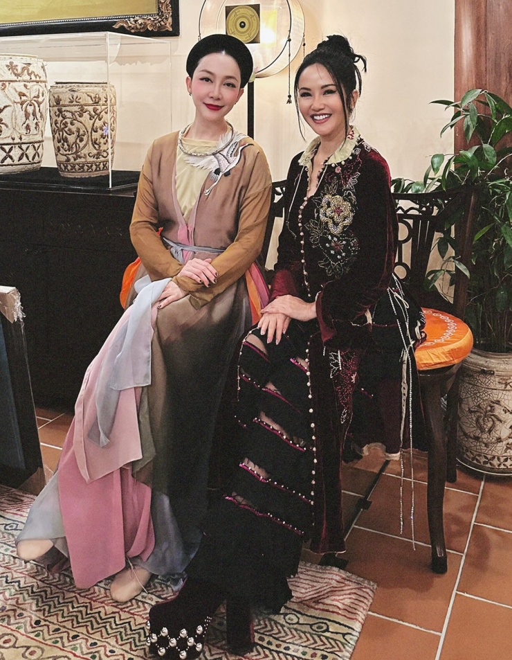 1771984841-nga-3-5359-width1200height1544 Ảnh sao 25/2: Phi Thanh Vân cùng bạn trai U60 và quý tử đi lễ chùa - 6