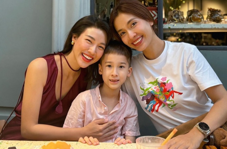 1771984841-oanh-12-5372-width1200height787 Ảnh sao 25/2: Phi Thanh Vân cùng bạn trai U60 và quý tử đi lễ chùa - 8