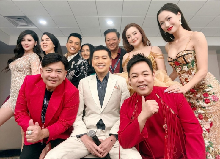 1771984841-oanh-7-5369-width1200height866 Ảnh sao 25/2: Phi Thanh Vân cùng bạn trai U60 và quý tử đi lễ chùa - 7