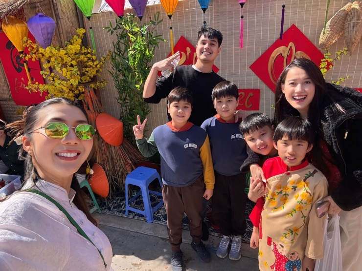 1771984841-quyen-2-5374-width1200height900 Ảnh sao 25/2: Phi Thanh Vân cùng bạn trai U60 và quý tử đi lễ chùa - 9