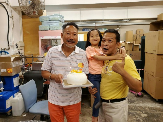 Hoàng Văn Tiêu (trái) từng được cha con Du Biểu chúc sinh nhật. Ảnh: HK01