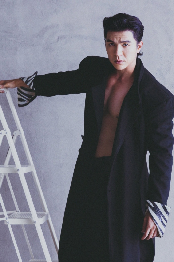 1772064929-172_20105_2_n23-width1200height1799 Anh cho biết, động lực để tiếp tục không chỉ đến từ đam mê, mà còn từ những người luôn âm thầm ủng hộ phía sau. Anh chia sẻ: “Ngày xưa, tôi không có nhiều fan lắm đâu. Có một số bạn biết tôi từ chương trình truyền hình, một vài dự án web-drama và luôn ủng hộ tôi tới bây giờ. Nếu giờ tôi bỏ cuộc có phải sẽ phụ lòng rất nhiều người không? Sự yêu thương của mọi người chính là động lực để tôi bước tới thời điểm hiện tại”.