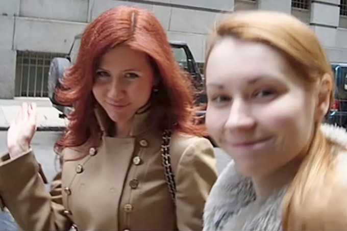 Mila Antonova và nữ điệp viên người Nga Anna Chapman (tóc đỏ). Ảnh: UK Press