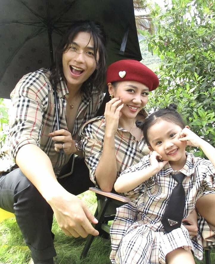 1772157036-861-4605-6-n-8655-9396-9557-width722height883 Ảnh sao 27/2: Siêu mẫu Ngọc Thạch khoe nhan sắc tuổi 35 - 6