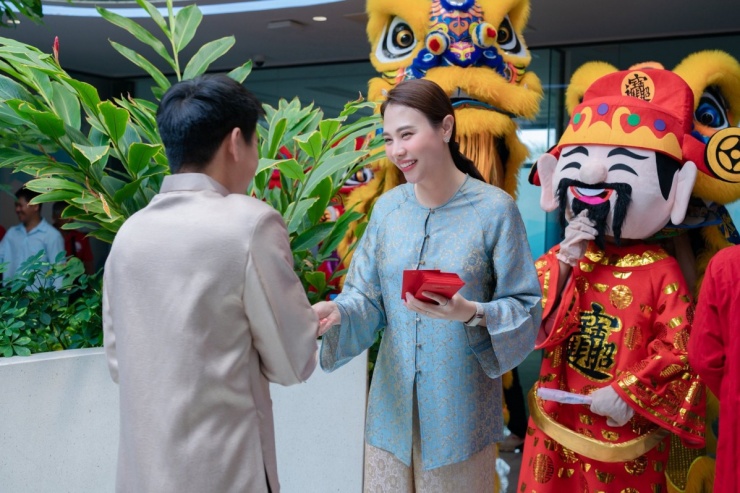 1772157037-413-16606-4-n-8657-width1200height798 Ảnh sao 27/2: Siêu mẫu Ngọc Thạch khoe nhan sắc tuổi 35 - 8