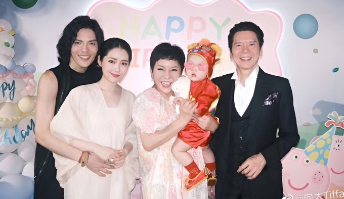 1772175570-h-5767-4106-6159-width680height394 Vợ chồng ông Hướng Hoa Cường và vợ chồng con trai Hướng Tá - Quách Bích Đình. Ảnh: Weibo