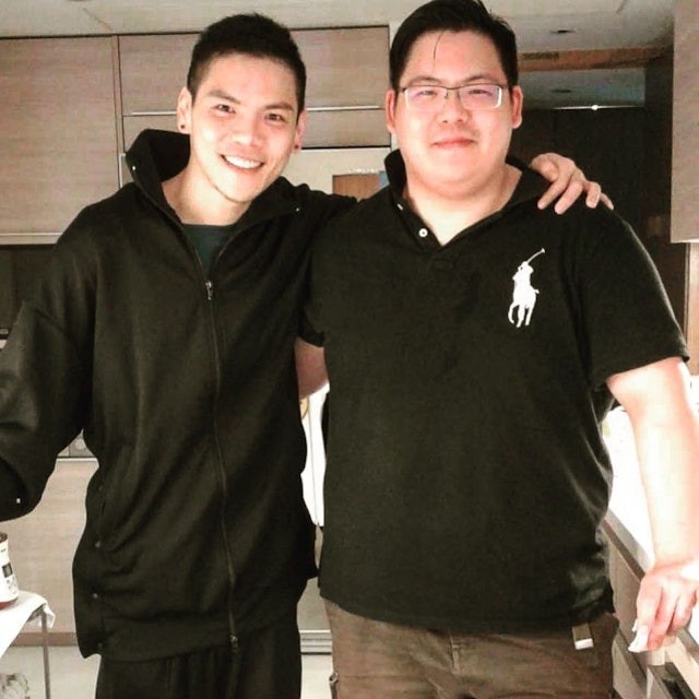 1772175570-k-5618-5878-6159-width640height640 Hai con của ông Hướng Hoa Cường, Hướng Tá và Hướng Hữu. Ảnh: Weibo