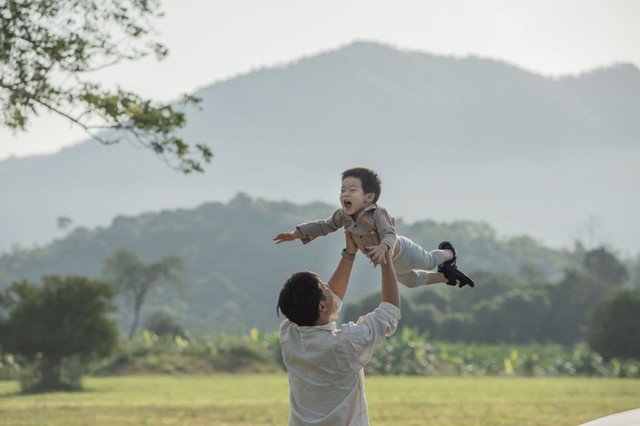 Trong các cung hoàng đạo, Song Ngư là hình mẫu người cha gần gũi nhất với con. Họ thích trò chuyện, lắng nghe và tôn trọng cảm xúc của trẻ. Ảnh minh họa