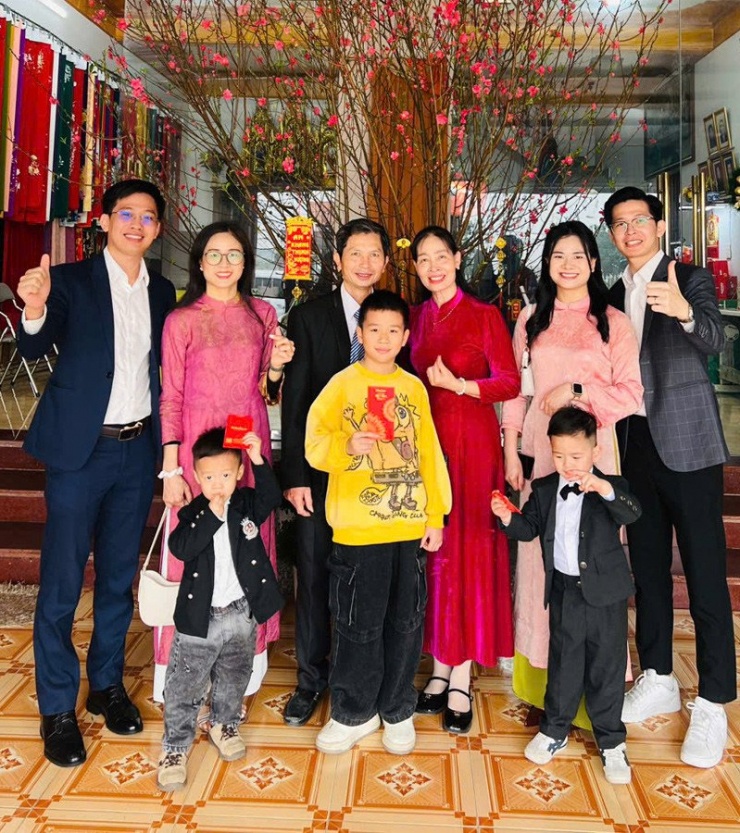 Khoảnh khắc hai cặp đôi sum họp bên gia đình 