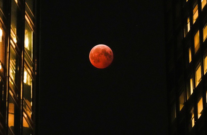 Nguyệt thực toàn phần (trăng máu) quan sát từ TP Chicago - Mỹ năm 2025 - Ảnh: AP