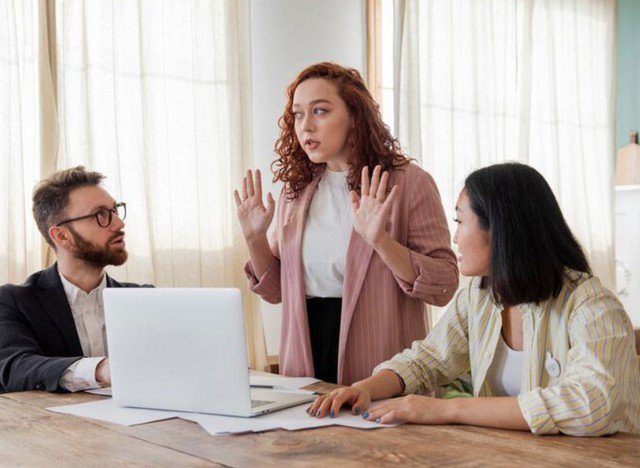 Ngắt lời là hành vi nhỏ nhưng thể hiện rõ EQ thấp. Nó cho thấy người nói không thực sự lắng nghe mà chỉ chờ đến lượt mình thể hiện. Ảnh minh họa