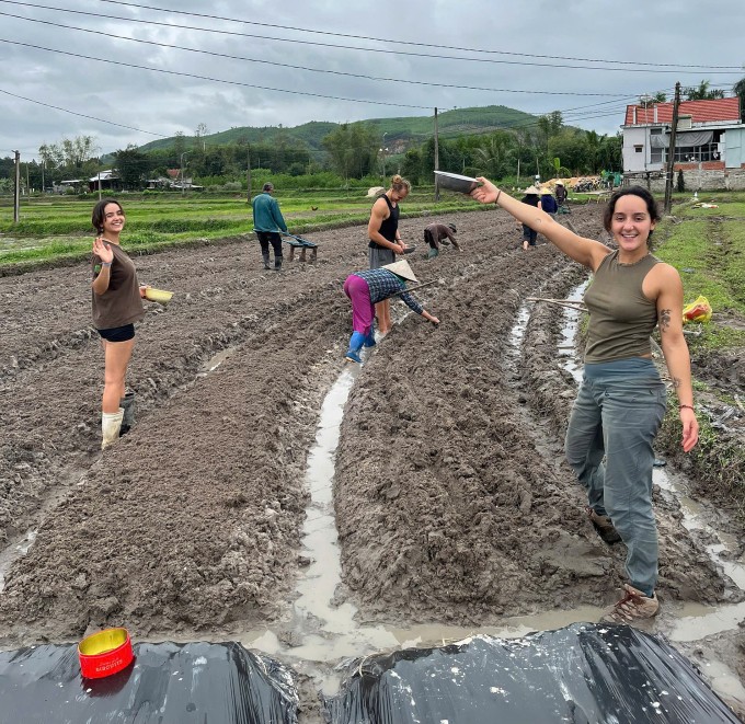 Nhóm du khách quốc tế cùng người dân địa phương gieo mạ, cấy lúa. Ảnh: Thanh Hà