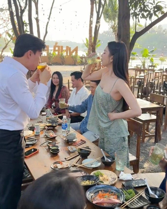 Quốc Trường khi cùng gia đình đến ủng hộ nhà hàng của Ngọc Trinh.