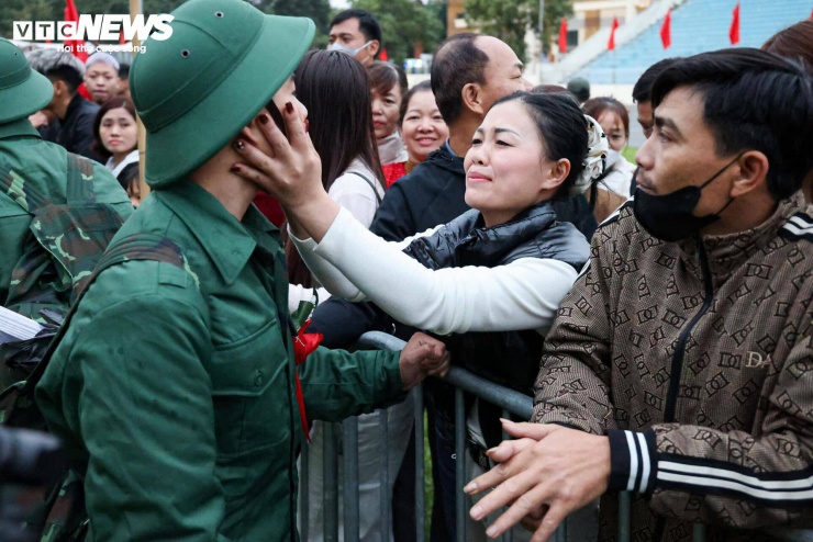 Tân binh bịn rịn chia tay bạn gái, hẹn tổ chức đám cưới sau 2 năm quân ngũ - 3