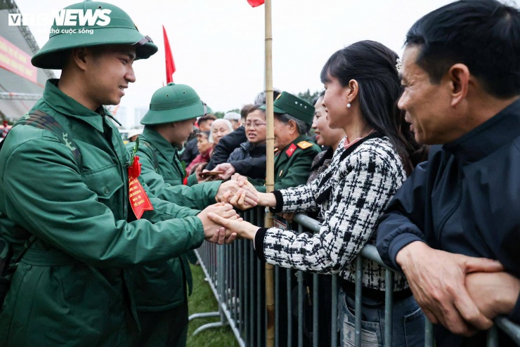 Tân binh bịn rịn chia tay bạn gái, hẹn tổ chức đám cưới sau 2 năm quân ngũ - 12
