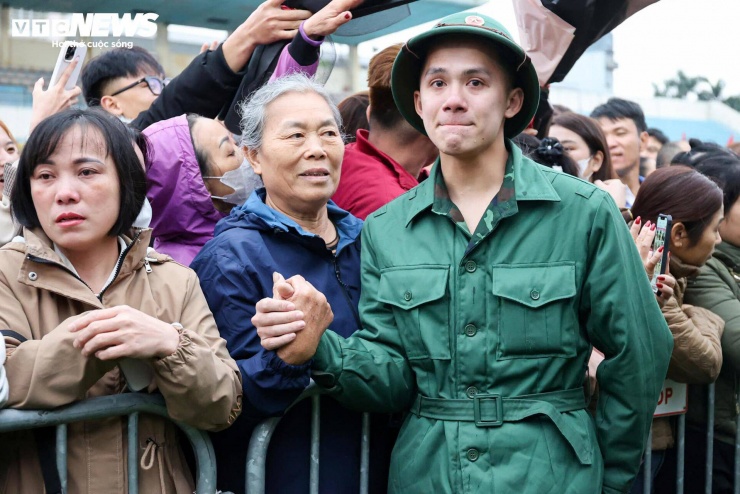 Tân binh bịn rịn chia tay bạn gái, hẹn tổ chức đám cưới sau 2 năm quân ngũ - 13
