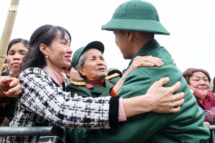 Tân binh bịn rịn chia tay bạn gái, hẹn tổ chức đám cưới sau 2 năm quân ngũ - 15