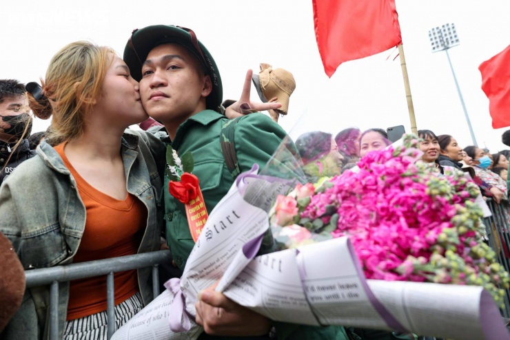 Tân binh bịn rịn chia tay bạn gái, hẹn tổ chức đám cưới sau 2 năm quân ngũ - 16