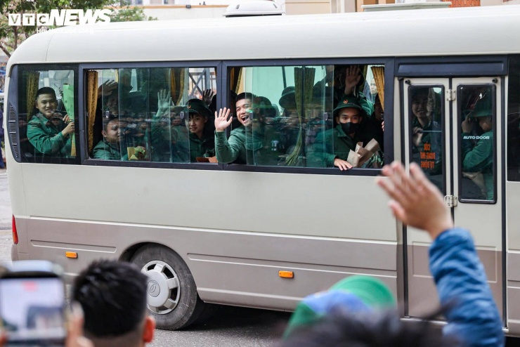 Tân binh bịn rịn chia tay bạn gái, hẹn tổ chức đám cưới sau 2 năm quân ngũ - 18