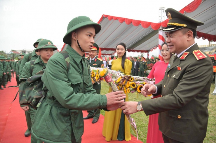 Tân binh bịn rịn chia tay bạn gái, hẹn tổ chức đám cưới sau 2 năm quân ngũ - 23