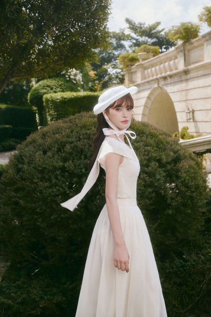 1772606599-403_3450_2_n-1711-width1366height2048 Không chỉ dừng lại ở danh hiệu hoa hậu, Tiểu Vy còn mạnh dạn thử sức với điện ảnh. Ảnh: FBNV