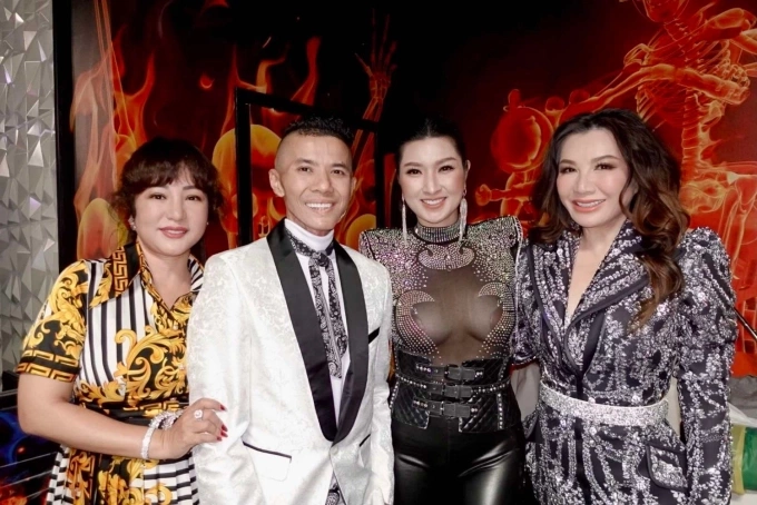 Nhóm nghệ sĩ bên Kasim trong đêm nhạc quyên góp cho anh.