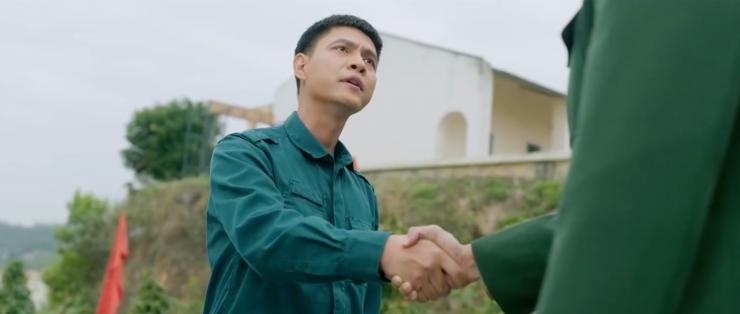 Lợi cảm ơn Minh Kiên bằng cái bắt tay thân thiện. Ảnh VTV