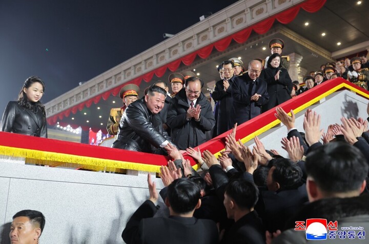 Hình ảnh duyệt binh hoành tráng hiếm thấy của quân đội Triều Tiên- Ảnh 11.