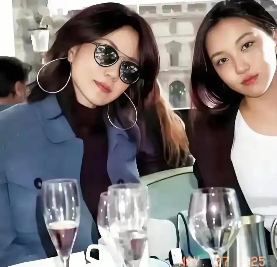 Con gái Vương Phi diện mạo khó tin sau 4 lần phẫu thuật hở hàm ếch, đã có bạn trai ở tuổi 20- Ảnh 7. Con gái Vương Phi diện mạo khó tin sau 4 lần phẫu thuật hở hàm ếch, đã có bạn trai ở tuổi 20- Ảnh 7.