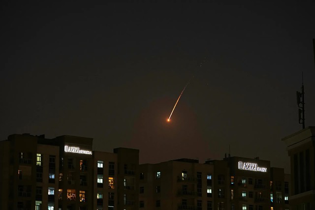 Du khách ở Dubai tưởng tên lửa của Iran là pháo hoa- Ảnh 1.