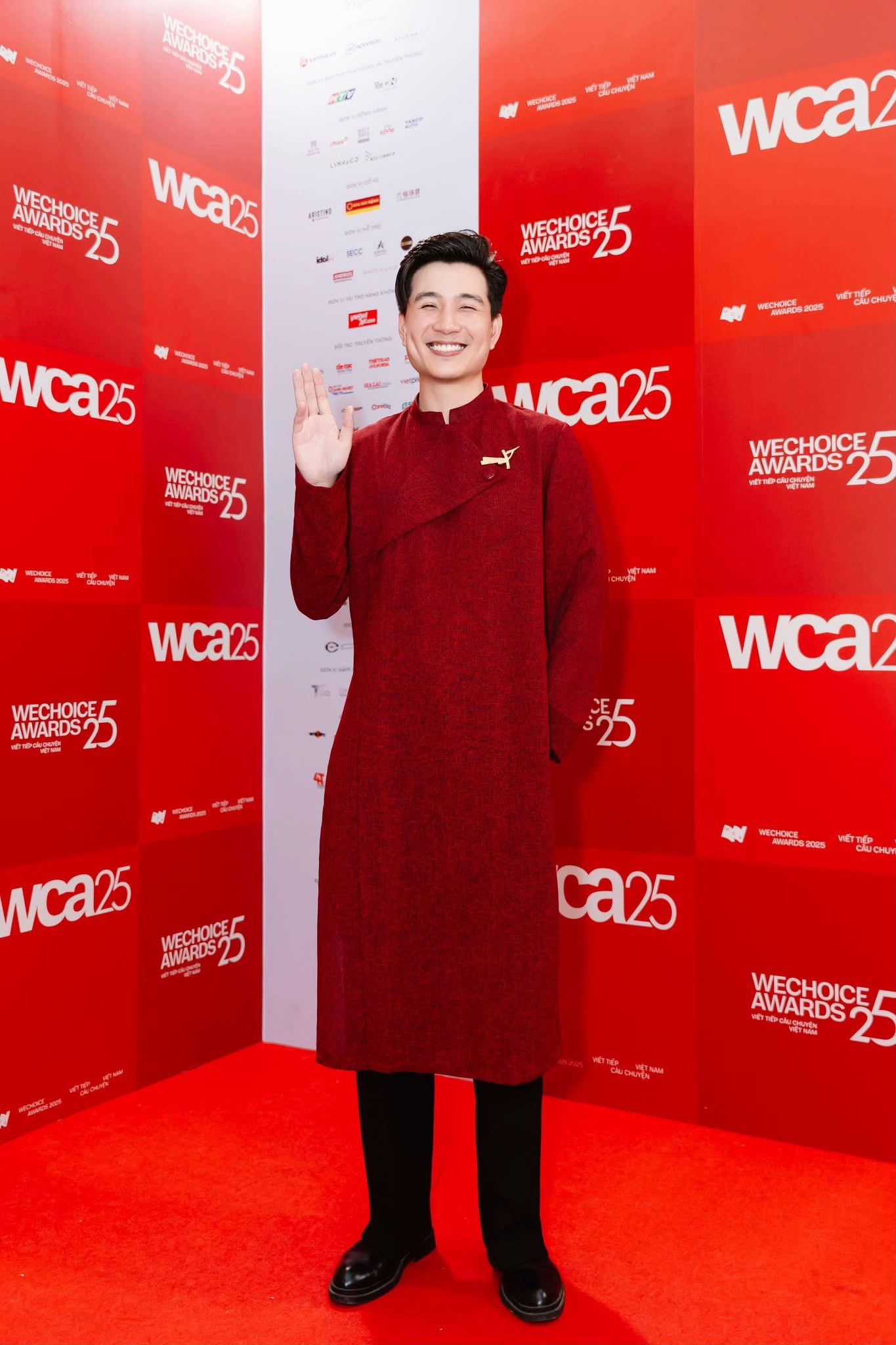 Bắt gặp cặp đôi cực phẩm visual ngầm công khai tại WeChoice Awards 2025, nhan sắc trời sinh 1 cặp đố tìm được điểm chê- Ảnh 3.