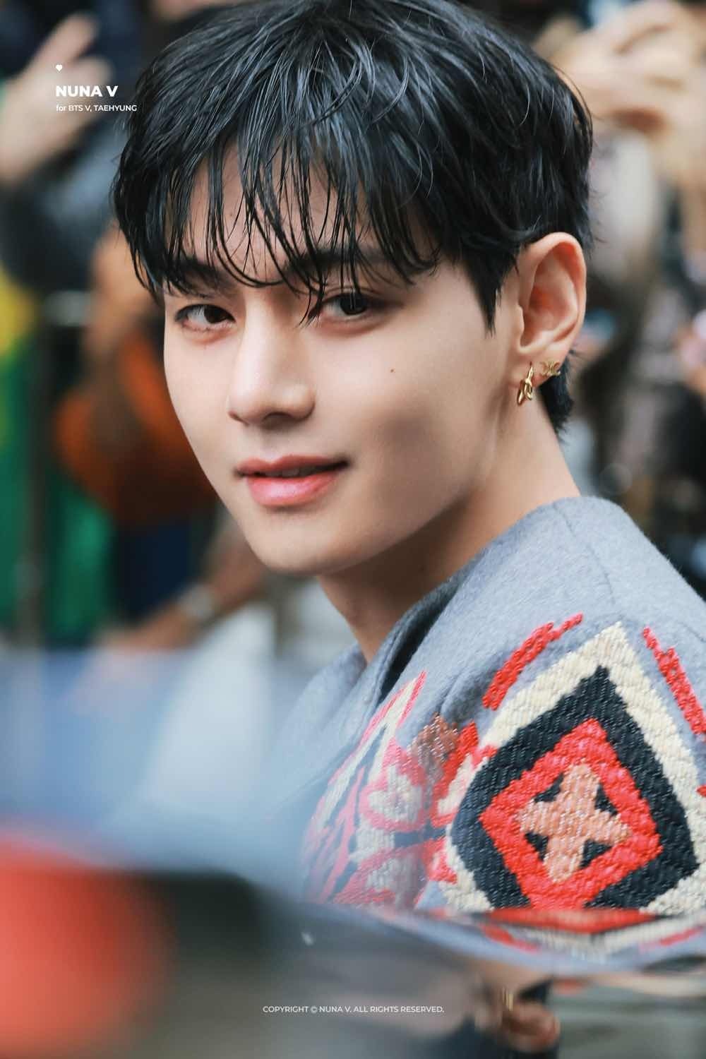 "Bắt gọn" V (BTS) bên cô gái lạ! 1a420v bts kim taehyung 2025 t 1 1772426507288 17724265081211214500974