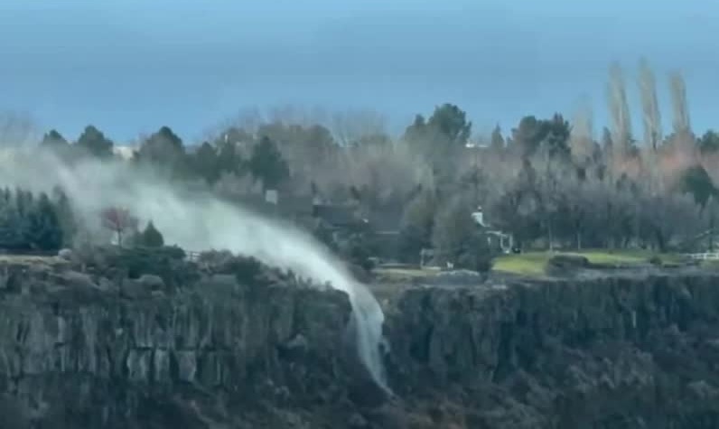 Hiện tượng hiếm gặp: Thác nước