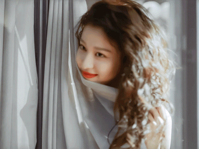 Bí ẩn sau đôi mắt đẹp mơ màng của