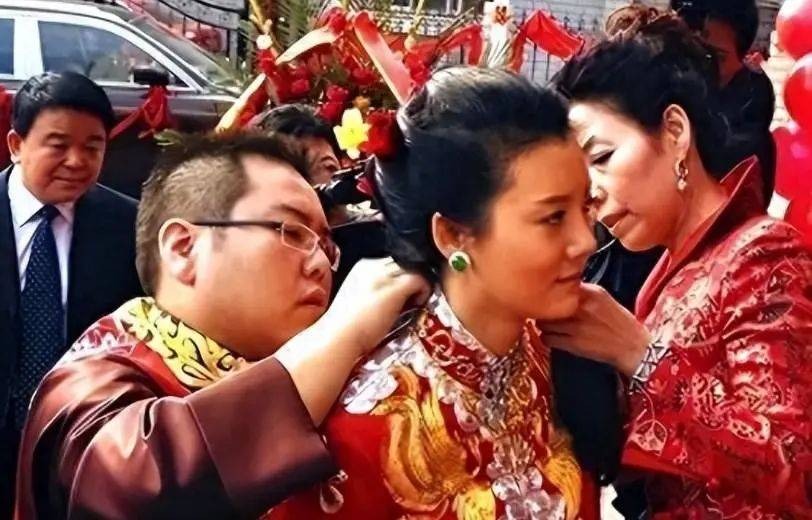 Nữ diễn viên lấy chồng Chủ tịch: Đám cưới 500 mâm, 100 chiếc Rolls-Royce rước dâu và cú sốc sau 15 tháng chung nhà- Ảnh 4.