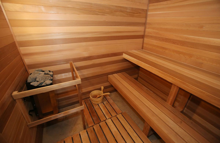 Bị mắc kẹt trong phòng xông hơi, cặp vợ chồng chết thương tâm- Ảnh 2.