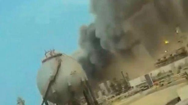 Trung tâm lọc dầu chủ chốt ở Ả rập Xê út bốc cháy sau vụ tấn công bằng UAV- Ảnh 1. Trung tâm lọc dầu chủ chốt ở Ả rập Xê út bốc cháy sau vụ tấn công bằng UAV- Ảnh 1.