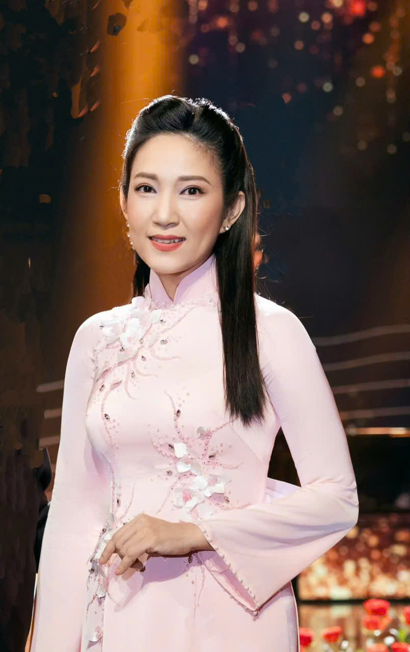 Việt Nam có NSND mang hàm Trung tá, là PGĐ Sở VH-TT TP.HCM: Showbiz từ già đến trẻ không ai dám đắc tội- Ảnh 4.