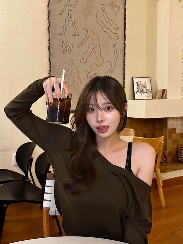 Hot girl diện áo trễ vai Hot girl diện áo trễ vai