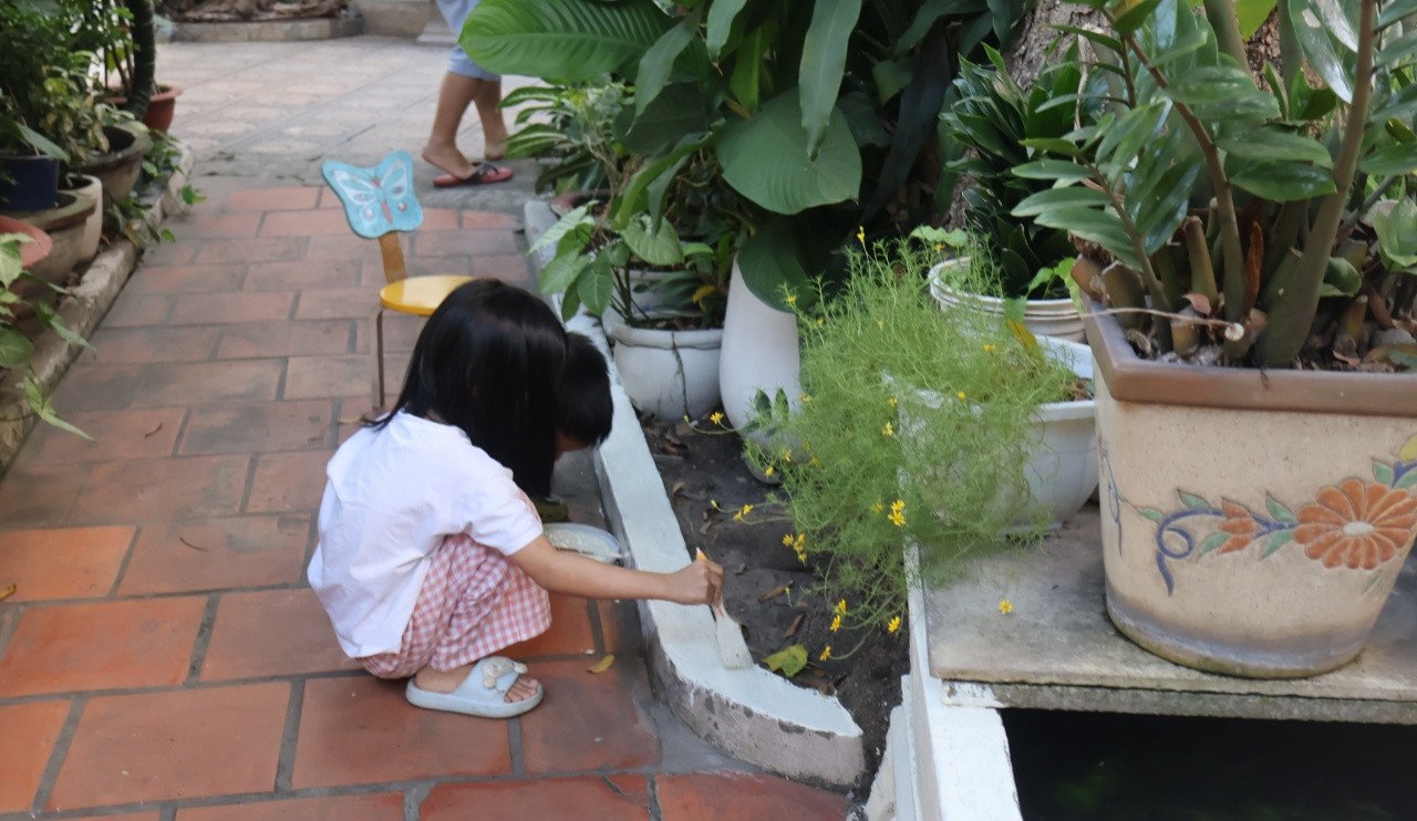 Bất kể tuổi tác, mỗi người một nhiệm vụ, cùng nhau dọn dẹp, trang hoàng ngôi nhà cổ. Ảnh: Nhân vật cung cấp