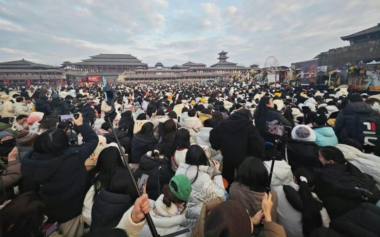 Cặp đôi này yêu nhau là cái đẹp được đặt đúng chỗ: Nhà gái là mỹ nhân trong tranh, nhà trai visual vô thực- Ảnh 2.