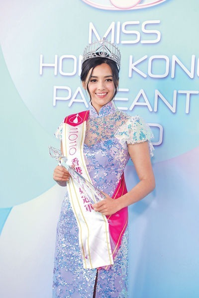 Bắt gặp Hoa hậu D. đẹp nhất showbiz hôn mãnh liệt trai đẹp ngành quảng cáo, thấy mà đỏ hết cả mặt- Ảnh 9.