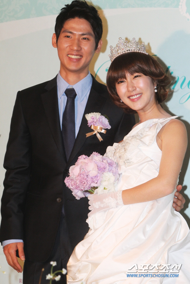 Vợ chồng nữ ca sĩ quốc dân - cầu thủ cãi nhau to, đàng trai bị cấm không cho vào nhà suốt 1 tháng qua- Ảnh 1.